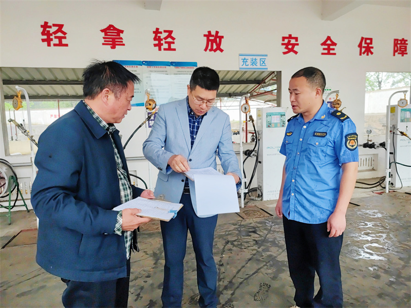 岳阳县城管执法局：“四不两直”开展燃气安全检查