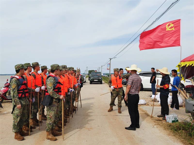 南部戰(zhàn)區(qū)空軍航空兵某部560余名官兵增援岳陽縣