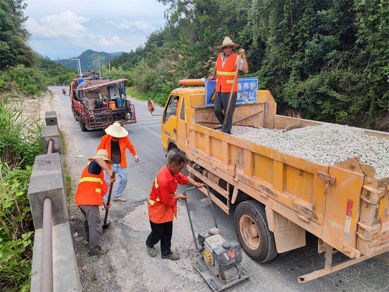 搶抓晴好天氣修補(bǔ)道路坑槽 全力保障市民出行安全