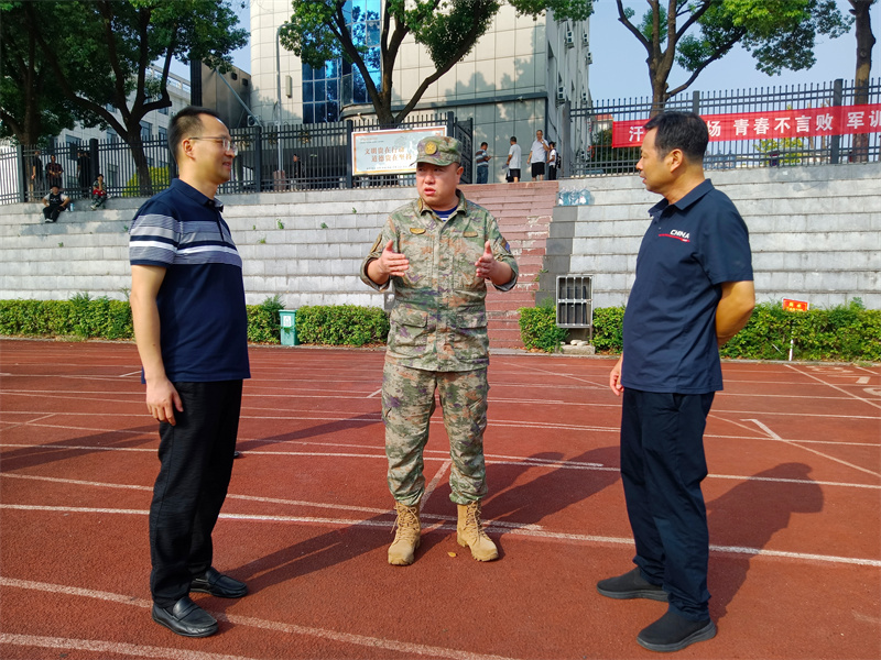 張海波前往縣職業(yè)中專檢查指導(dǎo)軍訓(xùn)工作