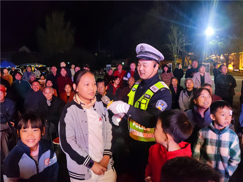 “花样”交通宣传进乡村 警民共话安全“零距离”