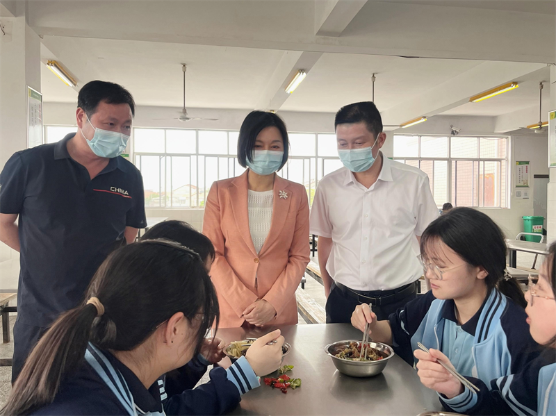 宋华到县三中督导检查“校园餐”工作