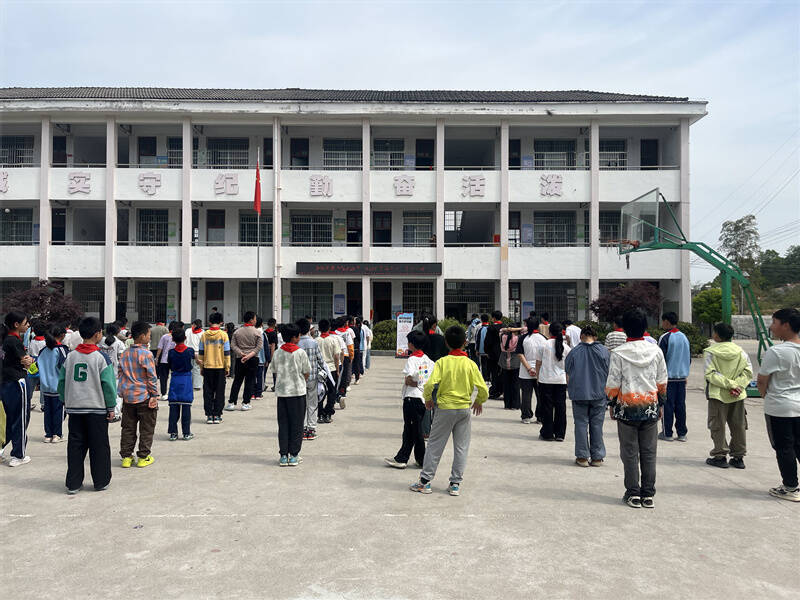 书香送下乡 童心共成长