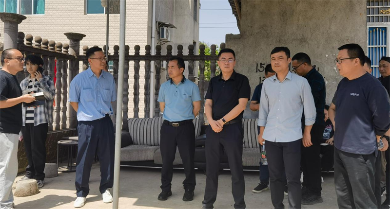 张文毅督导农村公路修建和春耕生产工作