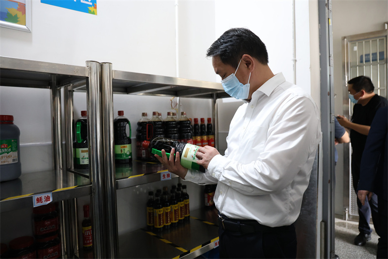 吴光文督导检查食品安全工作