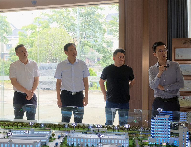 周里调研新开镇产业发展和政协履职工作