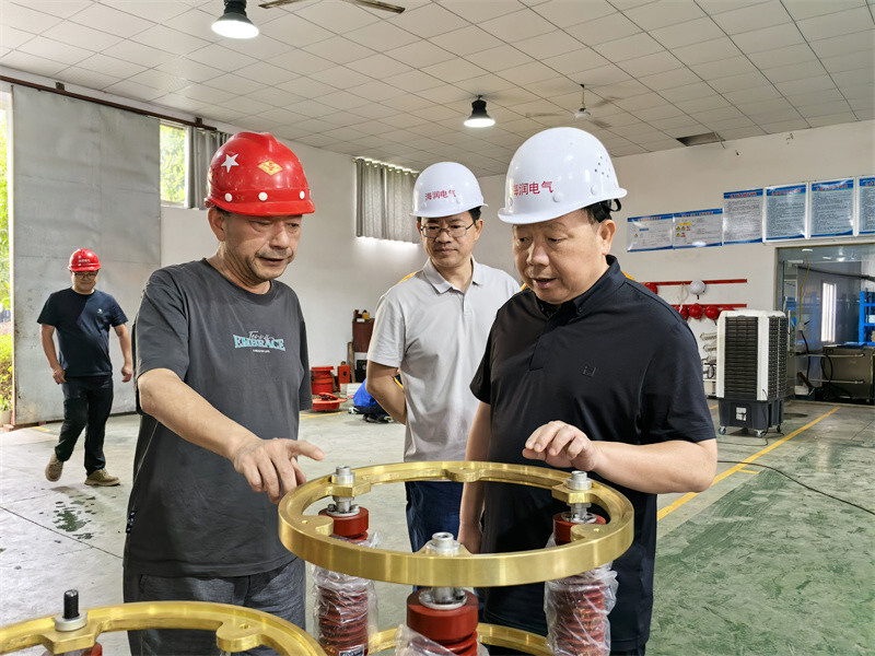 胡秉阳到企业开展联手帮扶活动