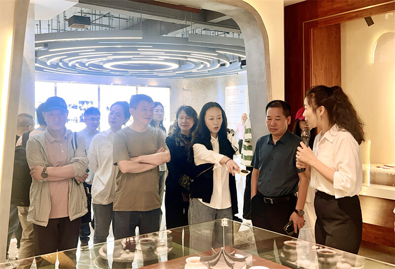 “大美江湖·天下岳阳|长江经济带、珠三角主流媒体总编辑岳阳行”参观岳阳县岳阳王鸽博物馆