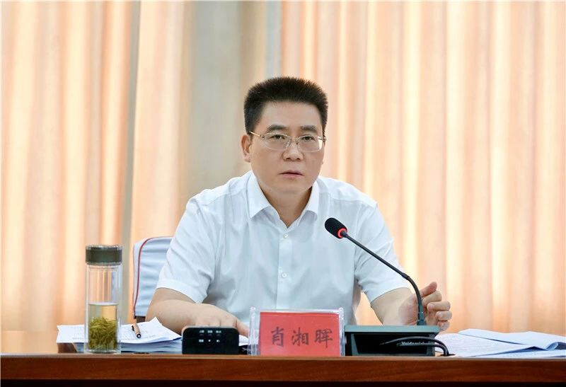 肖湘晖主持召开县委常委会会议