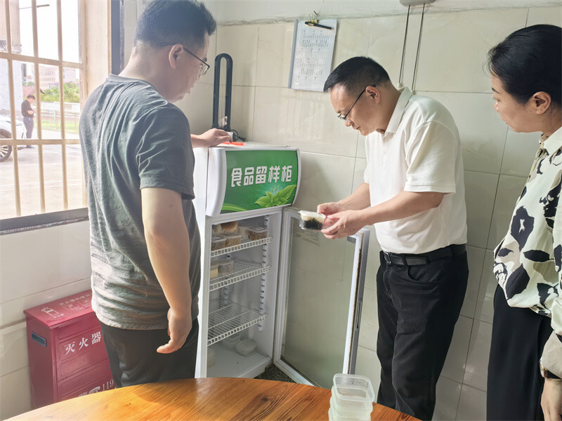 方克君到柏祥镇督导食品安全包保等工作