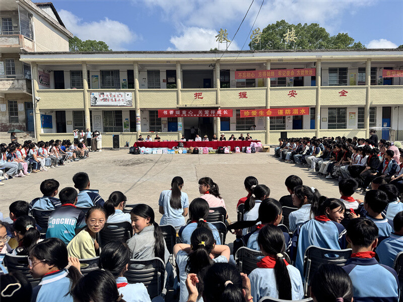 “书香暖童心·关爱伴成长”六一公益行动情暖杨林小学