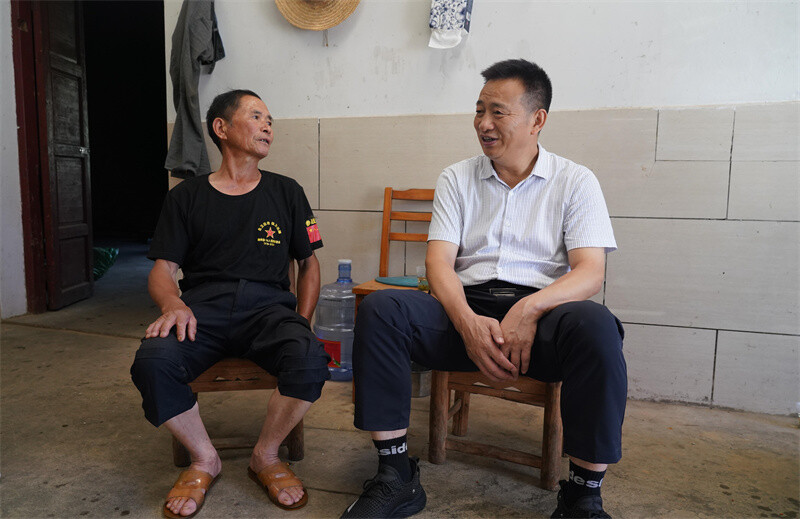王靖開展“七一”走訪慰問