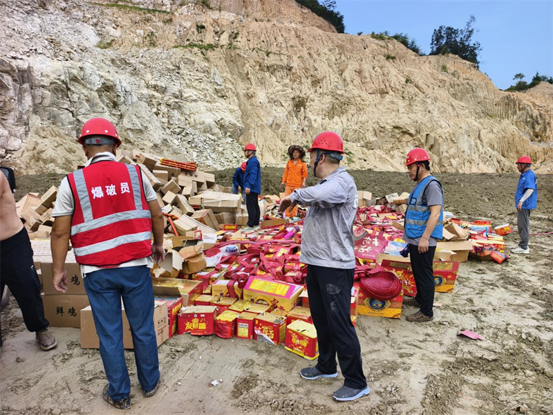 岳陽縣集中銷毀4000余件非法煙花爆竹 筑牢安全防線