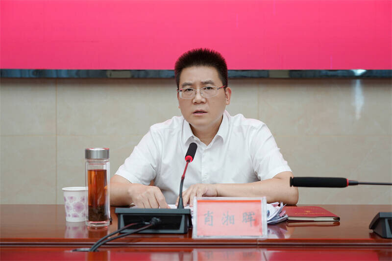 肖湘暉主持召開縣委常委會(huì)會(huì)議
