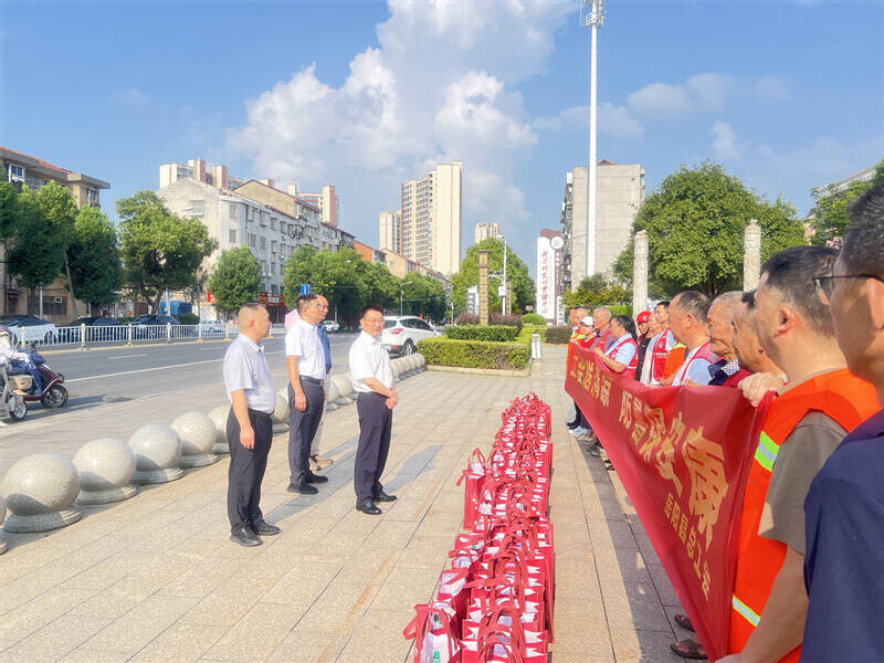 高溫送清涼 關(guān)懷暖一線——岳陽縣總工會開展2025年“工會送清涼、防暑保安康”活動