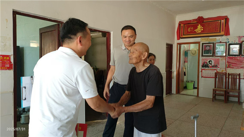 八一頌軍魂 慰問老兵心