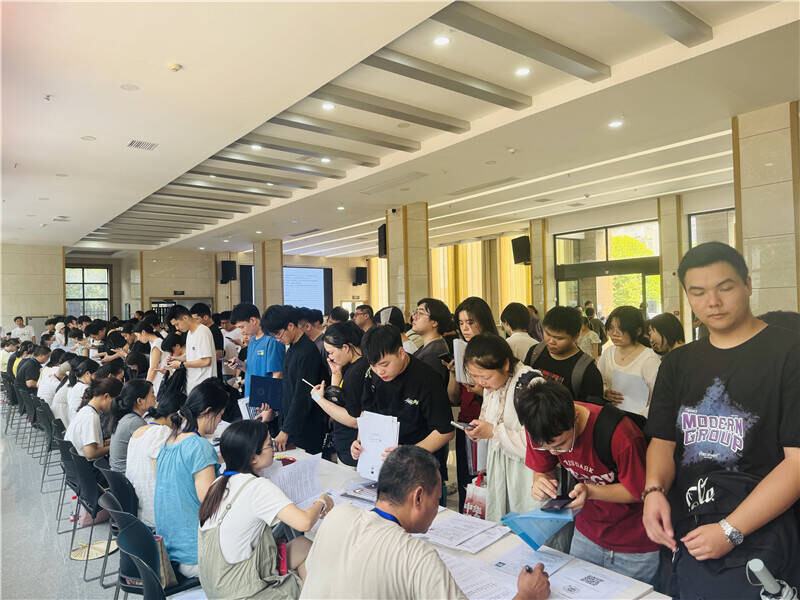 岳陽縣2025年事業(yè)單位集中招聘現(xiàn)場報名火爆 服務(wù)保障有條不紊