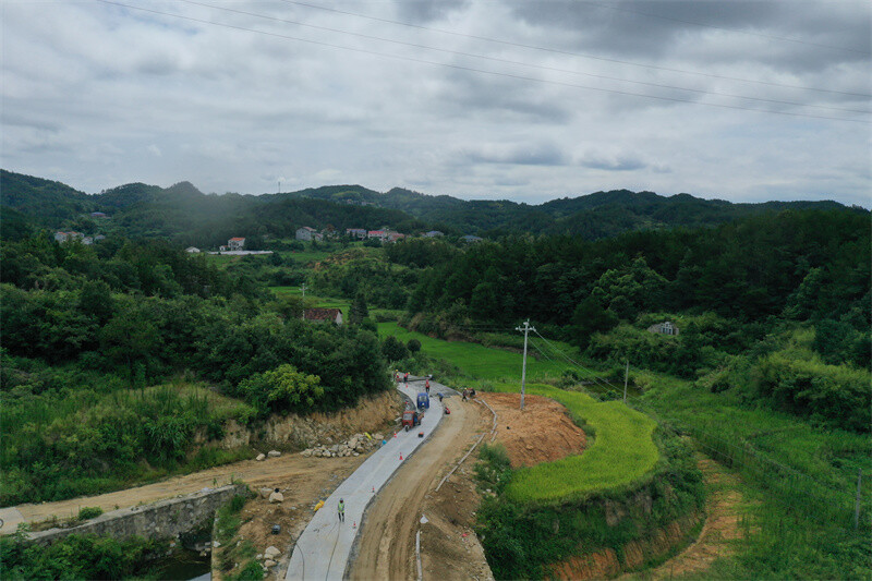 滾燙路面的守護(hù)者：2438公里鄉(xiāng)村路 農(nóng)村養(yǎng)護(hù)工人以堅守作答