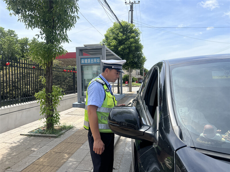 高溫下的堅守：交警用汗水守護城市道路平安