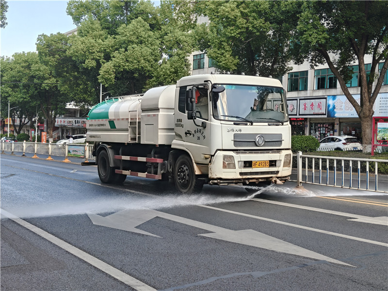 “潔”盡全力 環(huán)衛(wèi)工人用汗水“擦亮”城市之美