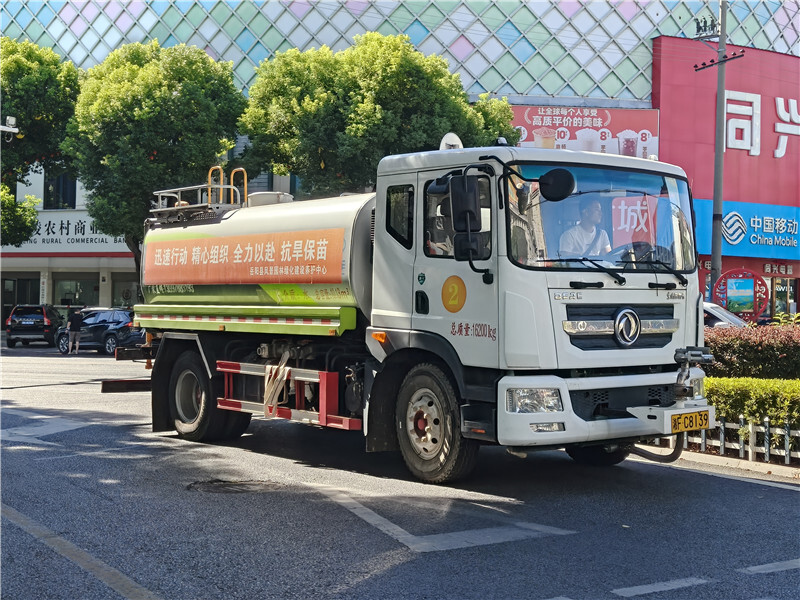 不懼“烤”驗 “城市園丁”用汗水守護濃濃綠蔭