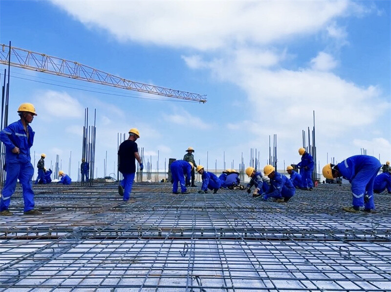 高溫下的堅守：建筑工人用汗水為城市建設(shè)添磚加瓦