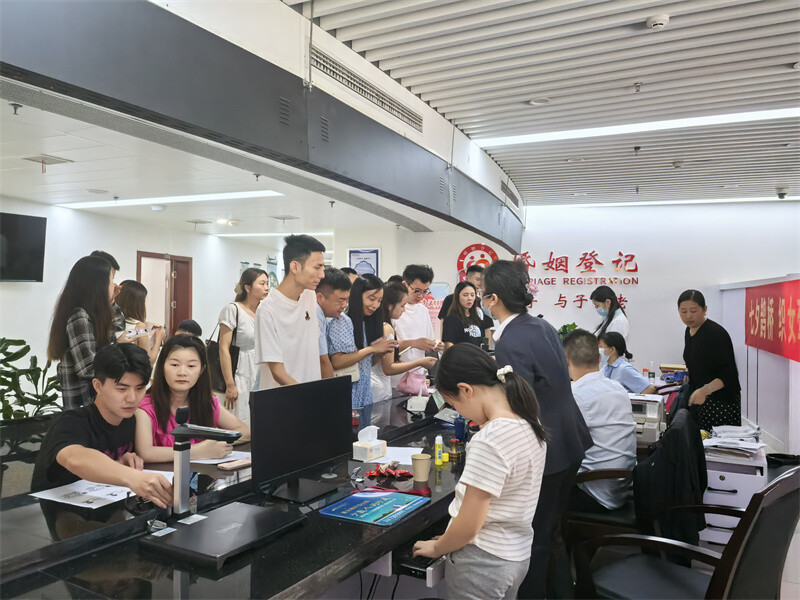 七夕佳節(jié)浪漫“領(lǐng)證” 岳陽縣婚姻登記處愛意滿溢