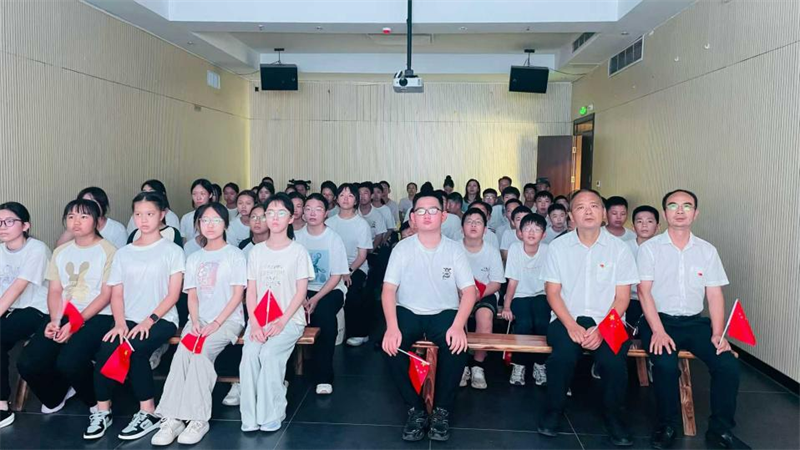 壯闊閱兵展國威 師生聚力話愛國