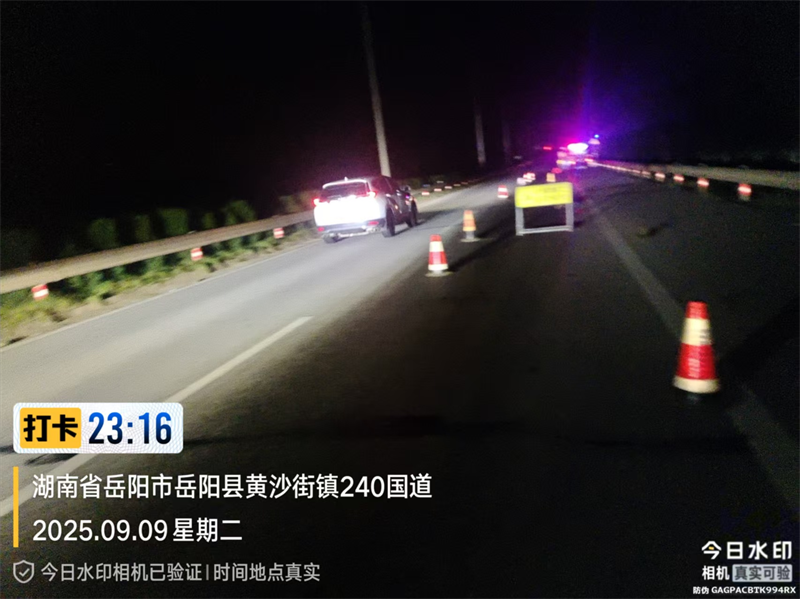 夜遇油污“攔路”！岳陽縣公路養(yǎng)護人員極速清障護安全