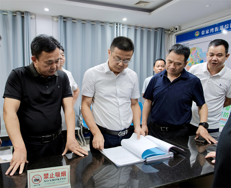 张哲君调研全县政法信访工作