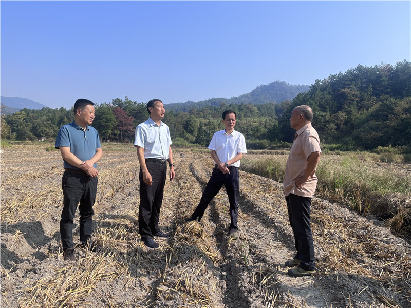 周里赴毛田镇调研督导秸秆综合利用与精准焚烧管控、农村安全饮水和校园食品安全工作