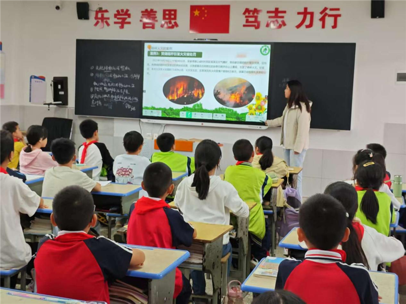 森林防火驻童心 安全“童”行护家园