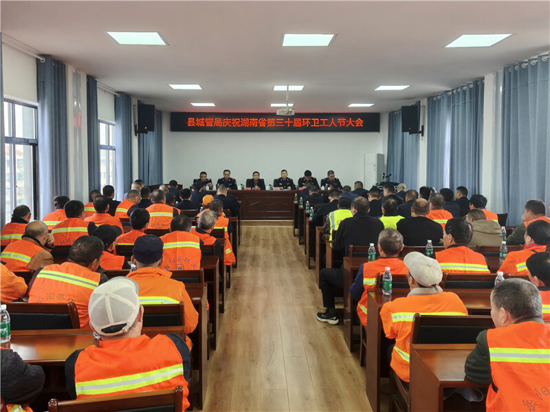 礼赞环卫工人 致敬“城市美容师”