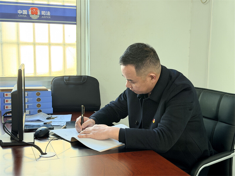 县人大代表潘华军：以法为骨 以情为桥 守护群众稳稳的幸福