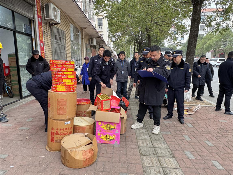禁炮专班开展烟花爆竹门店联合执法检查