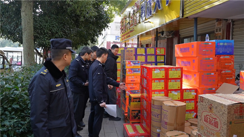 岳阳县“禁炮”专班雷霆出击 成功查获数百件非法烟花爆竹