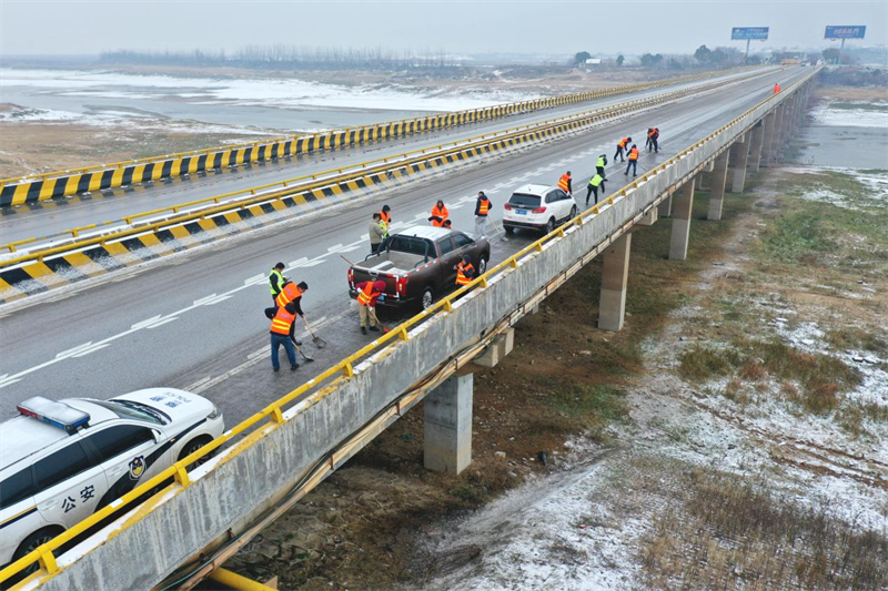岳阳县公路建设和养护中心：严阵以待 迎战寒潮