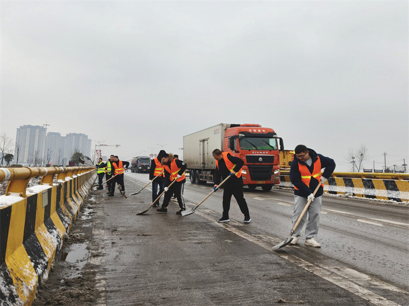 迎雪战冰“硬核”护航 公路人筑牢出行安全线