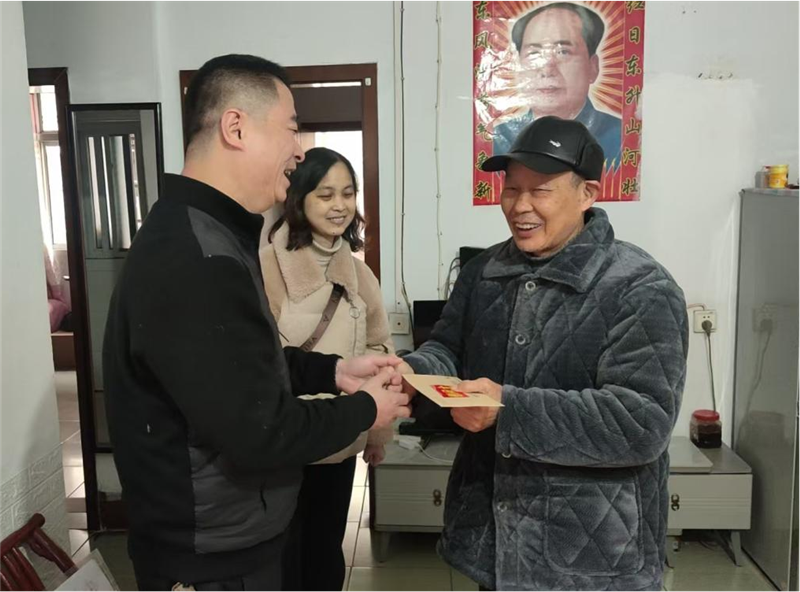 岳阳县供销合作联社开展春节前困难党员职工走访慰问活动