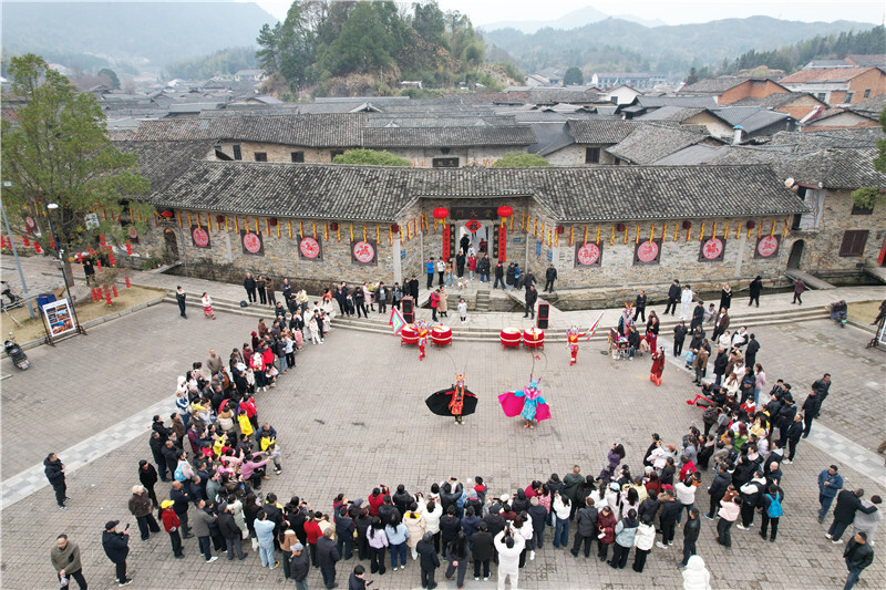 张谷英景区春节火爆出圈 千年古村年味刷屏