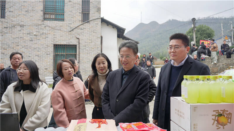 深化文旅影视合作 潇湘电影集团一行来岳阳县探班慰问电影《101金库》剧组