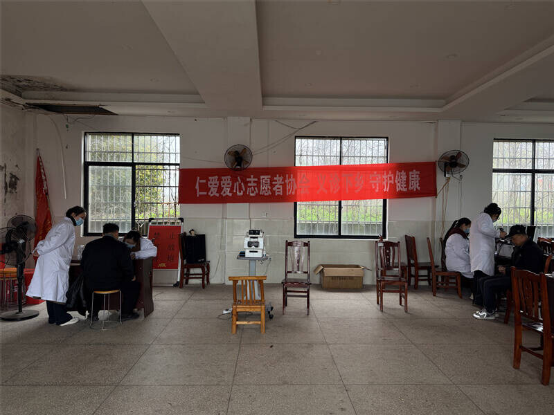 岳阳县仁爱爱心志愿者协会携手岳阳养和医院开展义诊活动