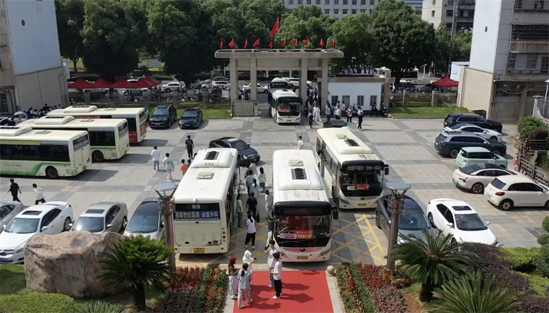 爱心护航逐梦路 暖心送考启新程