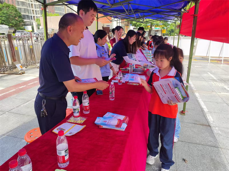 人人讲安全 个个会应急——岳阳县公路建设和养护中心开展“安全生产月”宣传活动