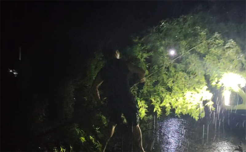 大明山村：多点突发山体滑坡 镇村协力4小时抢通
