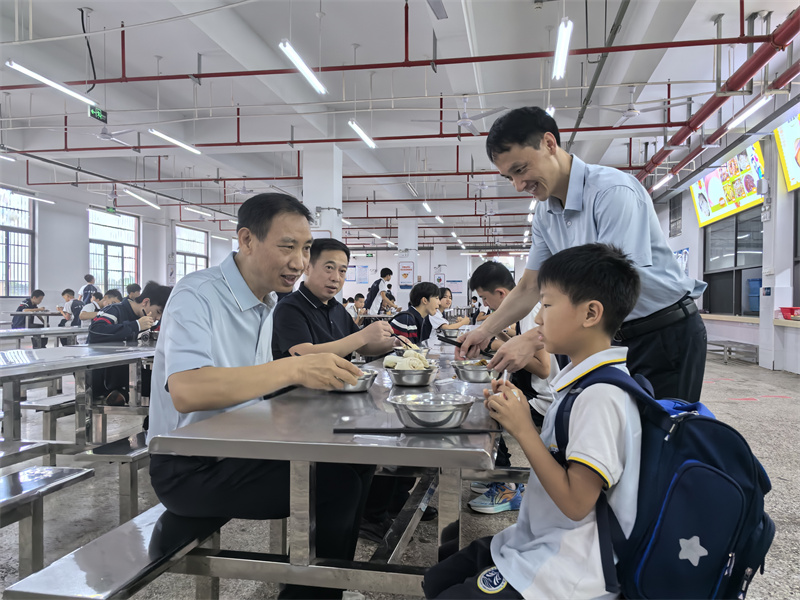 周里到集英学校调研督导校园食品安全工作