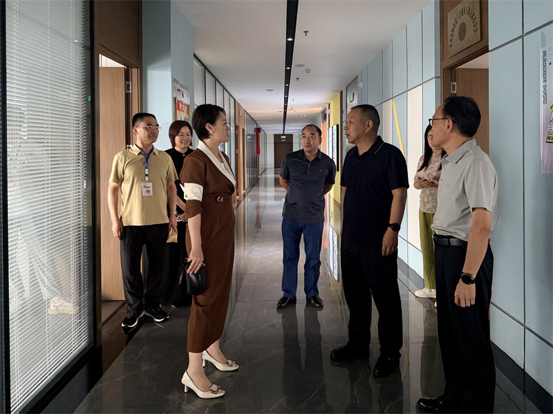 张海燕督导重点民生实事项目推进工作