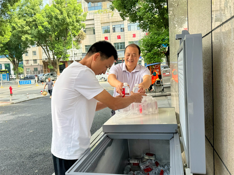 岳阳县8处“爱心冰箱”免费开放 致敬高温下的坚守