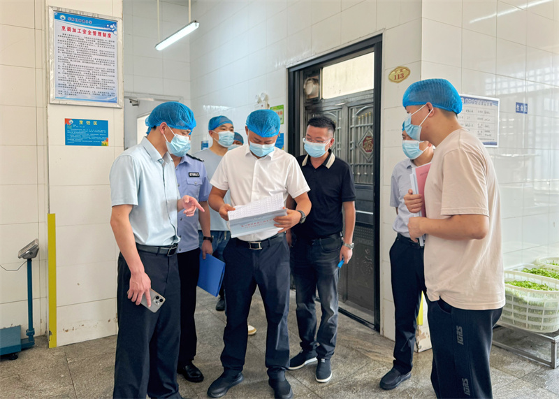胡光志到明德小学督导校园安全等工作