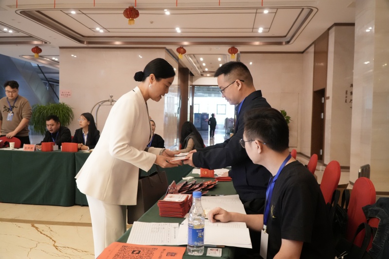 群策群力汇众智 笃行实干建新功——县人大代表今日向大会报到